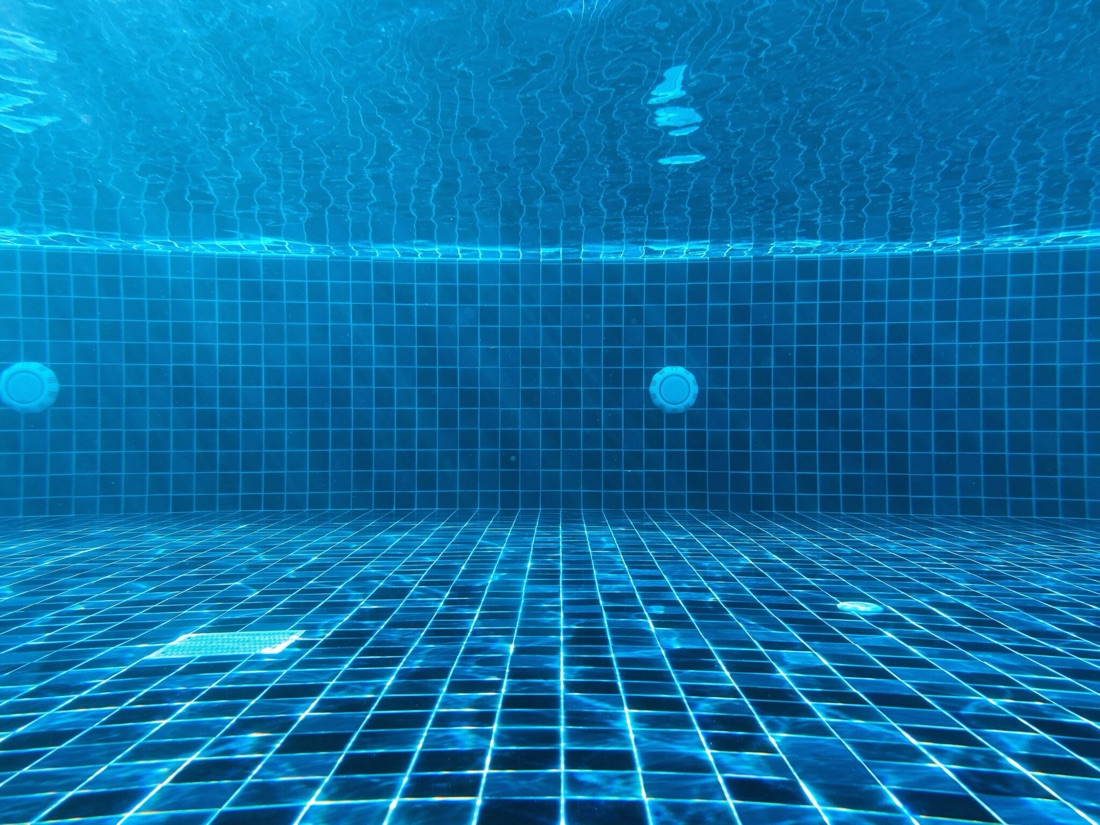 Crystal-clear, well-maintained pool with clean tile after weekly Diamond Blue Pool Service
